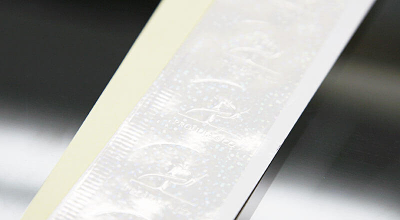 シール印刷｜PET系のホログラム素材へのエンボス加工（型押し）加工