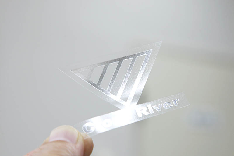 透明PET素材に銀ツヤ箔押しをして仕上げた銀箔押し透明ロゴシール