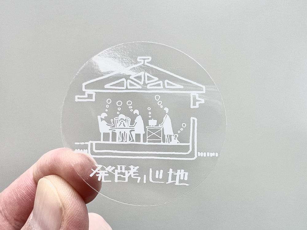 小ロットオンデマンド印刷で作る透明フィルムのロゴシール（白インキのみで印刷）