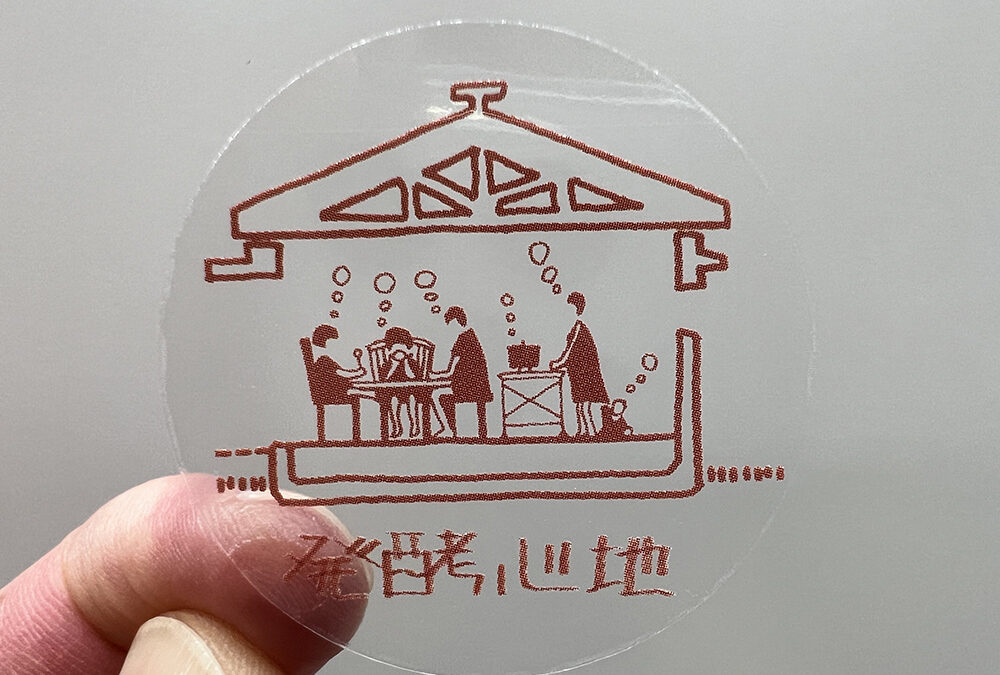 小ロットオンデマンド印刷で作る透明フィルムのロゴシール（白インキ+プロセス４色）