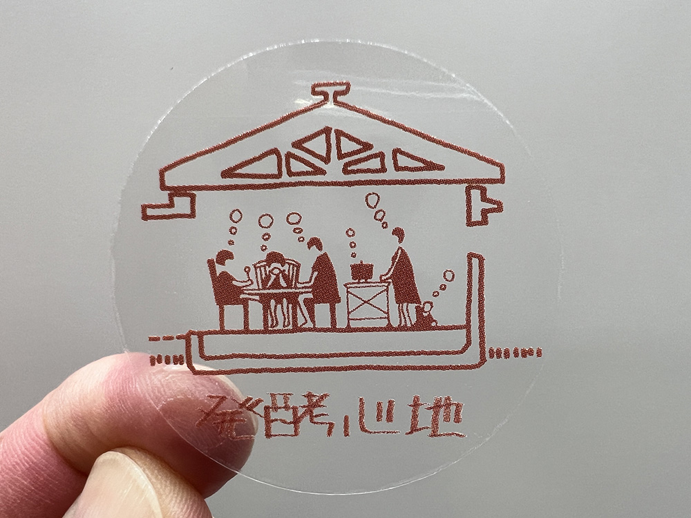 小ロットオンデマンド印刷で作る透明フィルムのロゴシール（白インキ+プロセス４色）